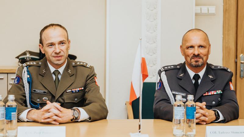 Latvijā Aizsardzības ministrija akreditēja Polijas aizsardzības atašeju pulkvedi Tadeušu Slomčevski (Tadeusz Słomczewski), kurš nomainīs līdzšinējo Polijas aizsardzības atašeju Latvijā pulkvedi Pjotru Pomazanu (Piotr Pomazany). 