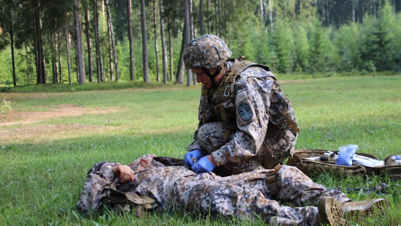 tiek sniegta pirmā palīdzība zemessargam