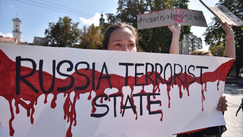 Protestēja ar plakātu “Krievija ir teroristu valsts”