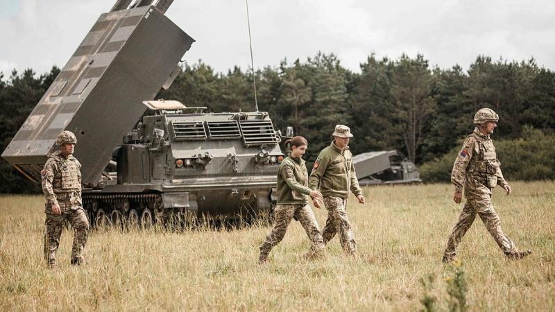 Ukrainas artilēristi apgūst rakešu sistēmu M270 lietošanu