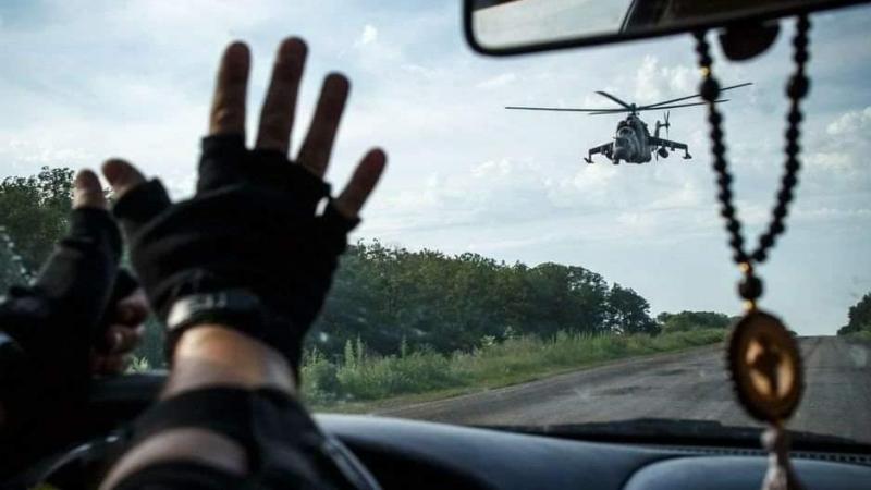 Ukrainas karavīri sveic Ukrainas armijas uzbrukuma helikopteri Mi-24
