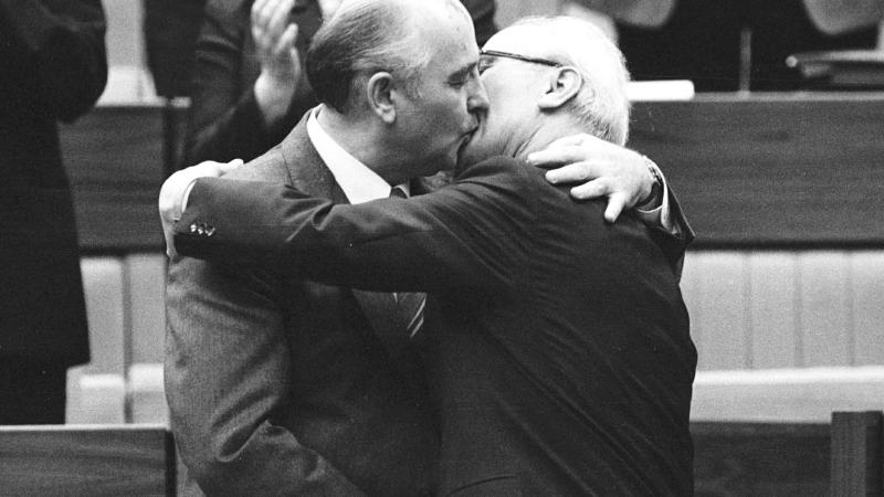 PSRS pēdējais ģenerālsekretārs Mihails Gorbačovs skūpstās ar PSRS izveidotās Vācijas Demokrātiskās republikas vadītāju Ēriku Honekeru 1986. gada 21.aprīlī