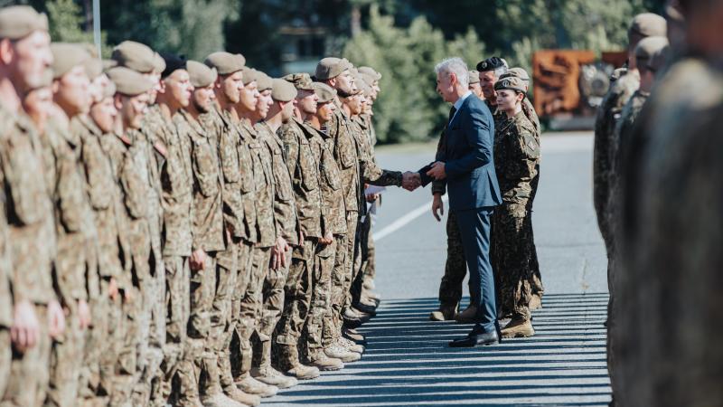 Karavīri atgriežas no NATO vadītās miera uzturēšanas operācijas Kosovā