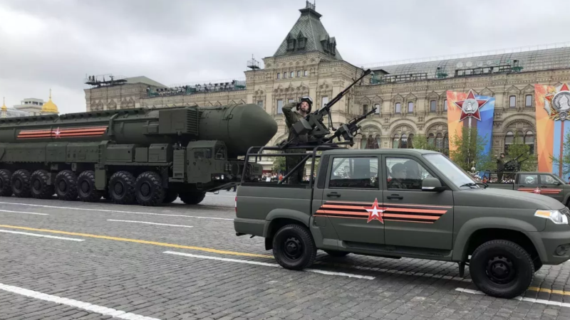 Krievijas ballistiskās kodolraķetes "Yars" uz mobilajām palaišanas iekārtām Sarkanajā laukumā Uzvaras dienas militārās parādes mēģinājumā 2018. gada 6. maijā Maskavā, Krievijā