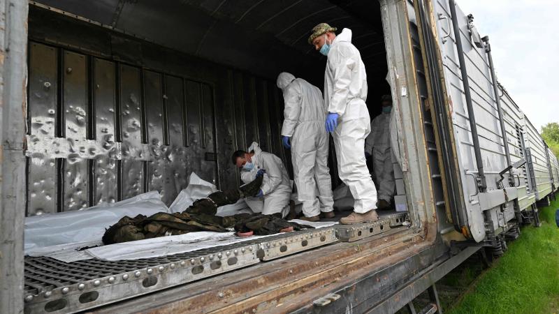 Refrežiratora vagonā sakrautie krievu okupantu līķi