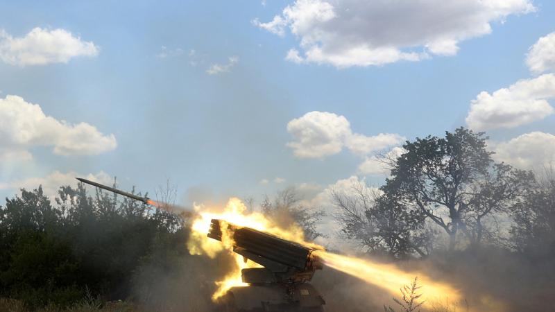 Ukrainas karavīri atklāj uguni uz Krievijas pozīcijām ar raķešu palaišanas iekārtu "Grad BM-21" frontes līnijā starp Krievijas un Ukrainas spēkiem Ukrainas austrumu reģiona Donbasā