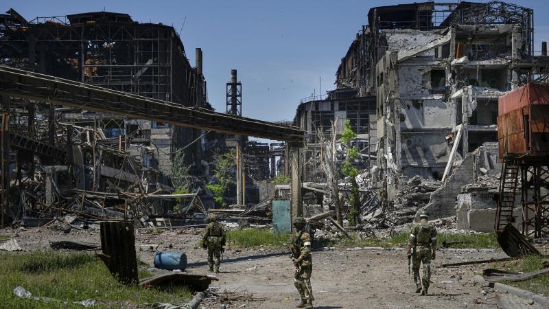 Krievijas karavīri pie tēraudrūpnīcas "Azovstaļ" Mariupolē