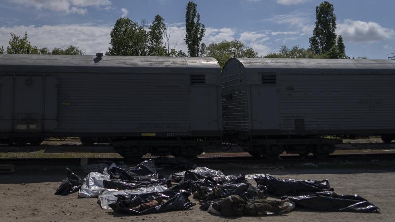 Likvidētie krievu okupanti pie refrežiratora vagoniem Harkivā