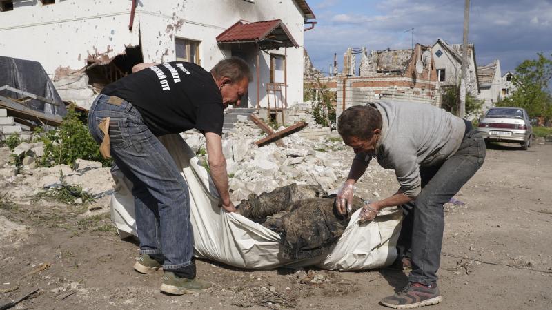 Brīvprātīgie aizvāc krievu okupantu līķi