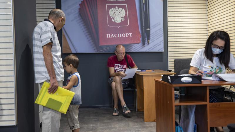 Krievijas "pasu dalīšana" okupētajā Berdjanskā