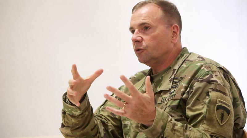 Bijušais ASV spēku komandieris Eiropā atvaļinātais ģenerālleitnants Bens Hodžs