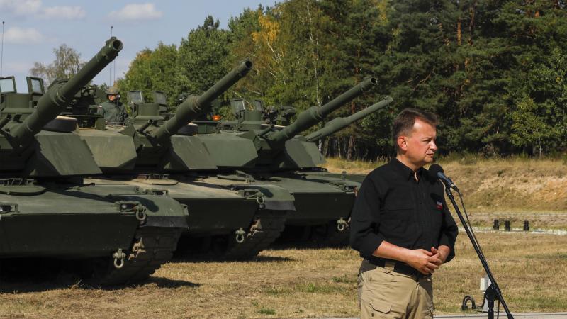 Polijas aizsardzības ministrs Mariušs Blaščaks un ASV tanki "Abrams" 