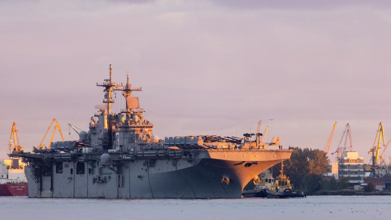 ASV uzbrukuma desantkuģis "USS Kearsarge" Rrīgas ostā