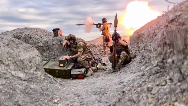 Ukrainas karavīri pozīcijās šauj ar prettanku granātmetēju