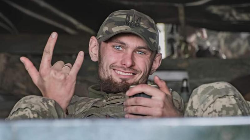 Ukrainas karavīrs pēc sekmīgā pretuzbrukuma un valsts teritorijas atbrīvošanas