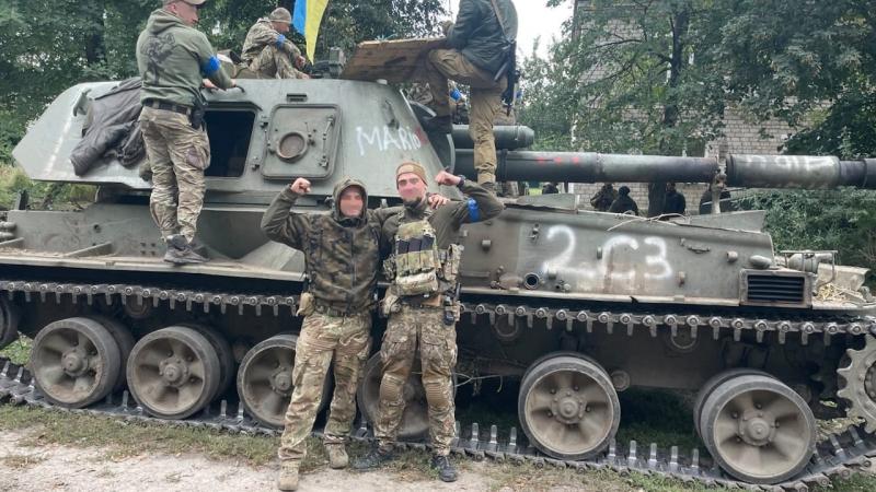 Ukrainas karavīri pozē pie krievu okupantiem atņemtās pašgājējhaubices