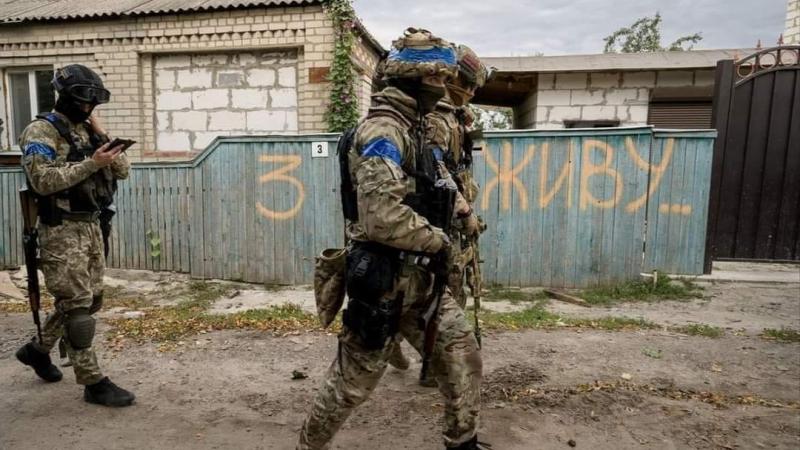 Ukrainas karavīri kādā no atbrīvotajiem Austrumukraias ciemiem