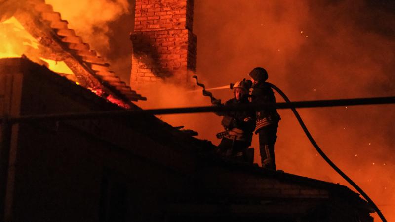 Glābēji palīdz iedzīvotājiem pēc krievu okupantu apšaudes