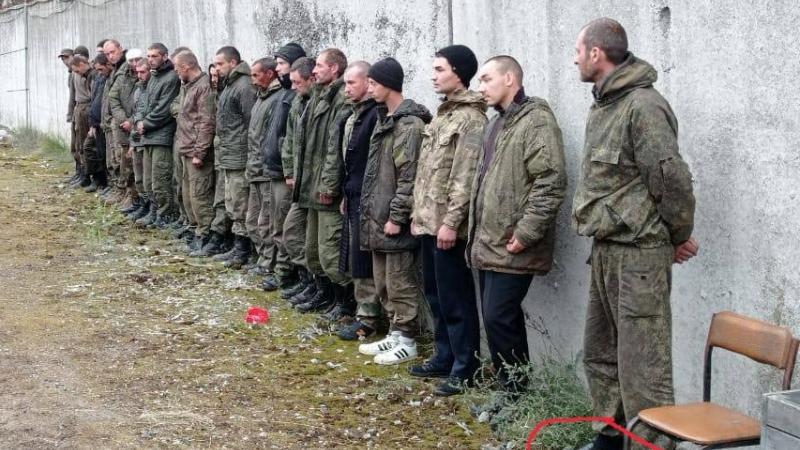 Ukraiņu notvertie krievu okupantu trūcīgi ekipētie karavīri 
