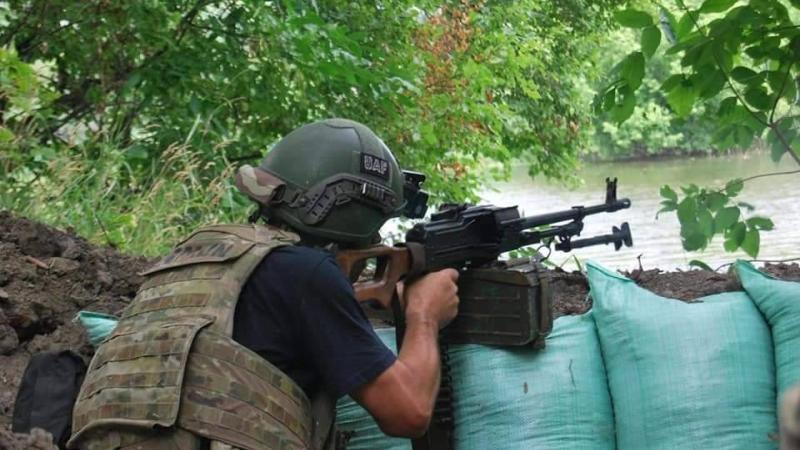 Ukrainas aizstāvis pozīcijā ar ložmetēju likvidē krievu iebrucējus