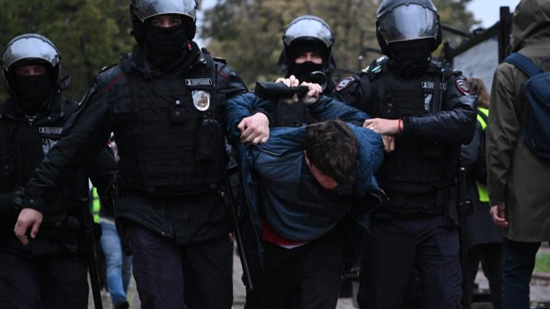 Agresorvalsts Krievijas policisti brutāli apspiež pretkara demonstrācijas