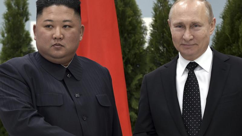 Ziemeļkorejas diktators Kims Čen Uns un Krievijas diktators un kara noziedznieks Vladimirs Putins