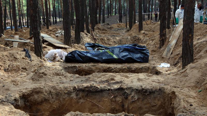 Krievijas agresoru noslepkavoto masu kapu ekshumācija Izjumā