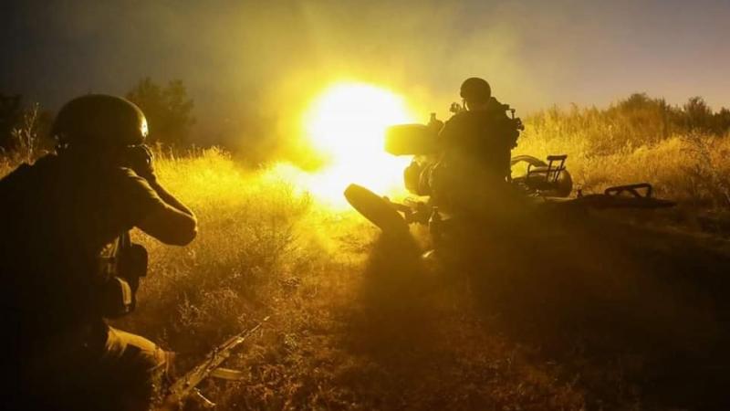 Ukrainas bruņoto spēku karavīri šauj pa krievu okupantu pozīcijām