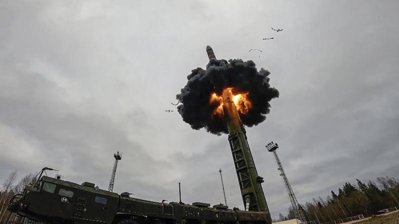 Starpkontinentālās raķetes "YARS" palaišana Pļeseckas kosmodromā Krievijā