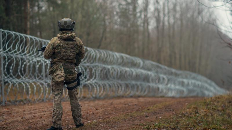 Latvijas karavīrs uzrauga robežu