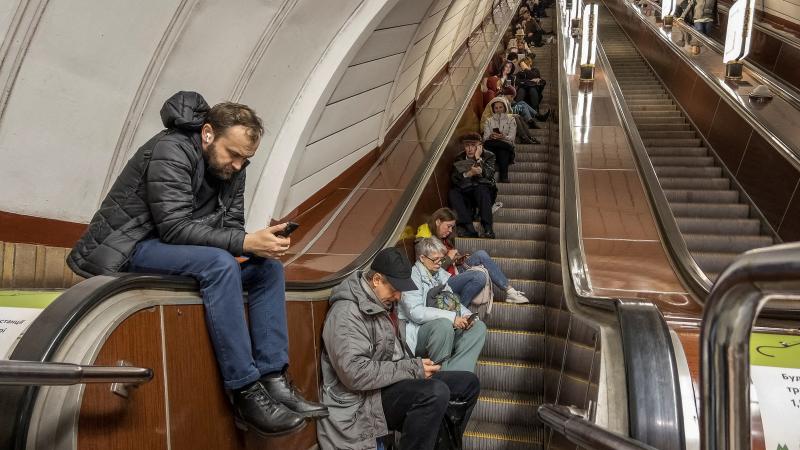 Ukrainas galvaspilsētas Kijivas iedzīvotāji meklēt patvērumu pilsētas metro sistēmā no Krievijas raķešu uzbrukumiem