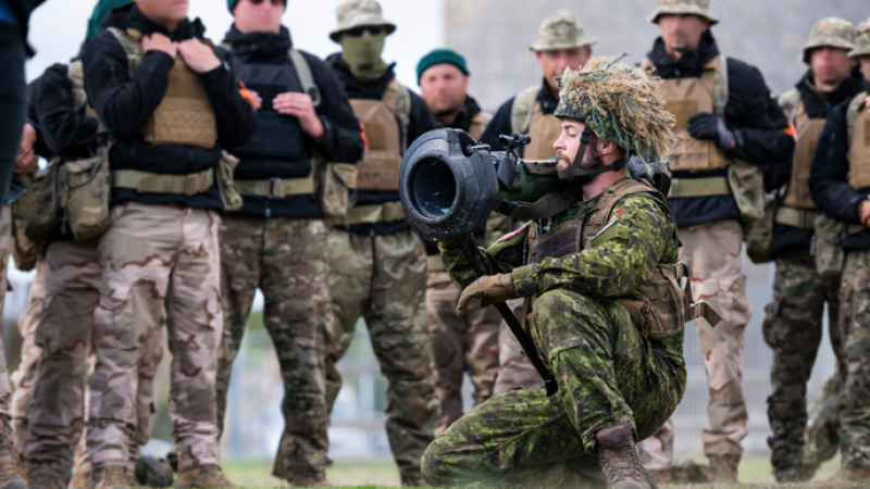Kanādiešu karavīrs apmāca ukraiņu karavīrus