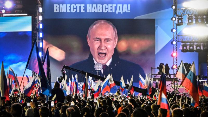 Sajūsmināts rašistu pūlis Sarkanajā laukumā klausās diktatora Vladimira Putina uzrunu, kas veltīta Ukrainai piederošo Krievijas okupēto teritoriju aneksijai