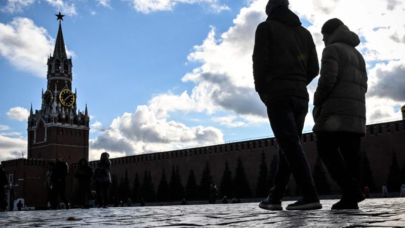 Cilvēki agresorvalstī Krievijā pastaigājas pa Sarkano laukumu Maskavā