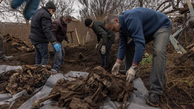 Krievu agresoru nomocīto un noslepkavoto civiliezīvotāju mirstīgo atlieku ekshumācija atbrīvotajā Hersonas apgabalā