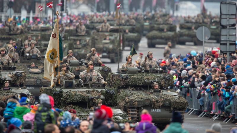 18.novembra militārā parāde 11.novembra krastmalā Rīgā