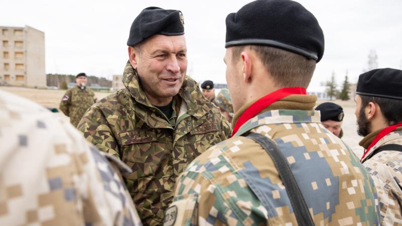 NBS komandieris ģenerālleitnants Leonīds Kalniņš tiekas ar zemessargiem mācību "Arona" noslēgumā