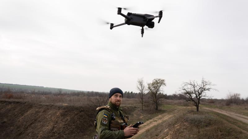 Ukrainas bruņoto spēku dronu operators
