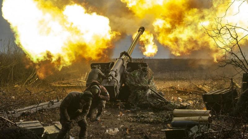 Ukrainas artilēristi šauj pa krievu agresoru pozīcijām