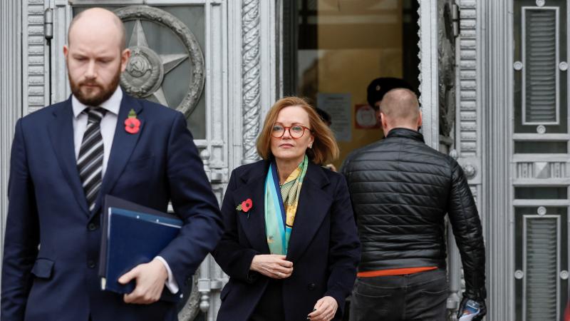 Lielbritānijas vēstniece Debora Bronerta (Deborah Bronnert) pamet agresorvalsts Krievijas ārlietu ministriju pēc protesta saņemšanas