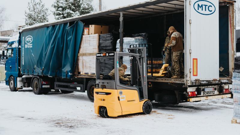Nacionālo bruņoto spēku Autotransporta nodrošinājuma centrā notiek aizsardzības nozares un Latvijas uzņēmēju sarūpētā humānās palīdzības sūtījuma sagatavošana nosūtīšanai uz Doņeckas un Luhanskas apgabaliem kara plosītajā Ukrainā