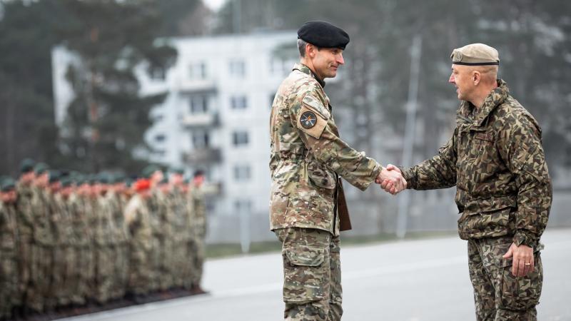 Sauszemes spēku Mehanizētās kājnieku brigādes komandieris pulkvedis Sandris Gaugers pateicas par dienestu pirmās Dānijas karavīru rotācijas komandierim Latvijā pulkvežleitnantam Antonam Dinsenam- Andersenam