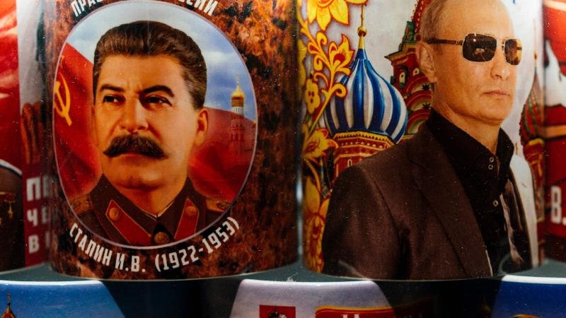 Lielkrievu šovinisma un rašisma stilā veidotas suvenīru krūzītes kādā no Maskavas tirgotavām ar PSRS diktatora J.Staļina un mūsdienu Krievijas tirāna V. Putina attēliem