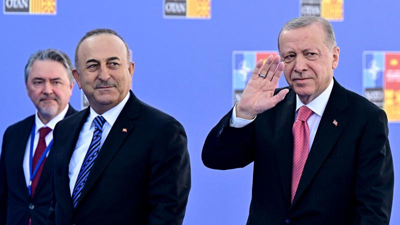 Turcijas prezidents Redžips Tajips Erdogans un Turcijas ārlietu ministrs Mevluts Čavašoglu NATO samitā Madridē