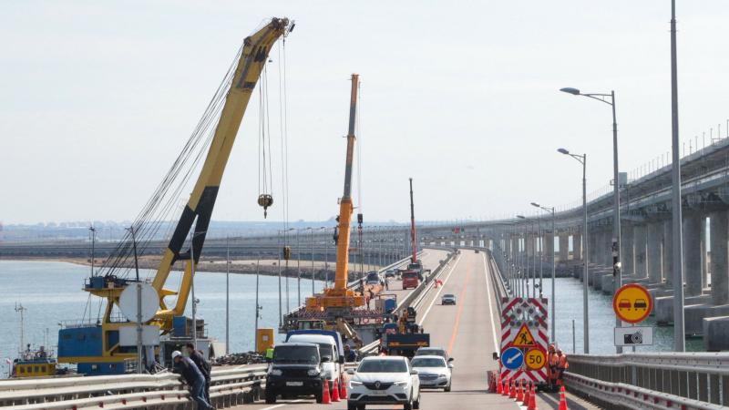 Krievijas okupācijas iestādes mēģina saremontēt sprādzienā bojāto Krimas tiltu