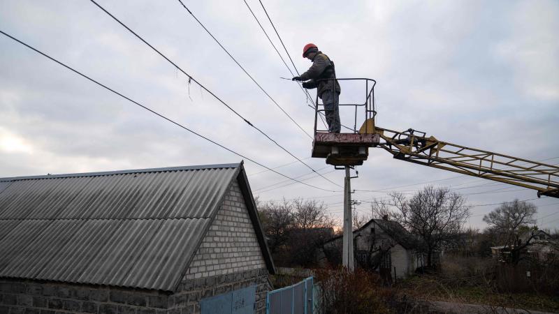 Ukrainas infrastruktūras uzņēmumu darbinieks labo sarautās elektrolīnijas atbrīvotajā Limanā