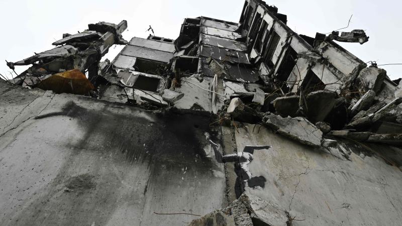Agresorvalsts Krievijas bombardēšanā izpostītā ēka Kijivas piepilsētā Borodjankā