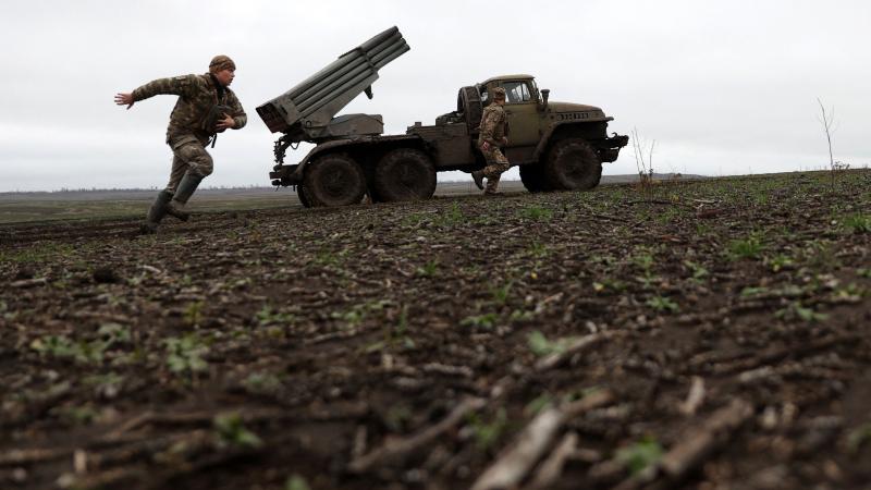 Ukrainas artilēristi gatavojas šaut pa krievu okupantu pozīcijām