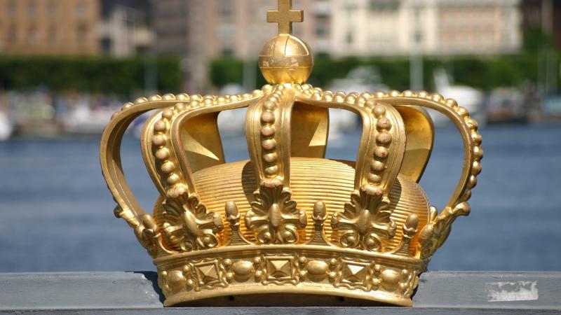 Dekoratīvs karaliskais kronis Zviedrijas galvaspilsētā Stokholmā