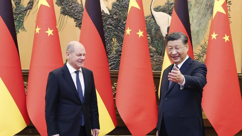 Vācijas premjers Olafs Šolcs Pekinā tiekas ar Ķīnas prezidentu Sji Dziņpinu